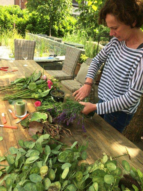 Gemeinsam kreativ sein beim floralen Workshop