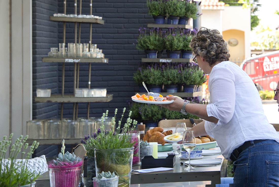 Frühstück und Begegnungen im Garten – Aufnahme 1