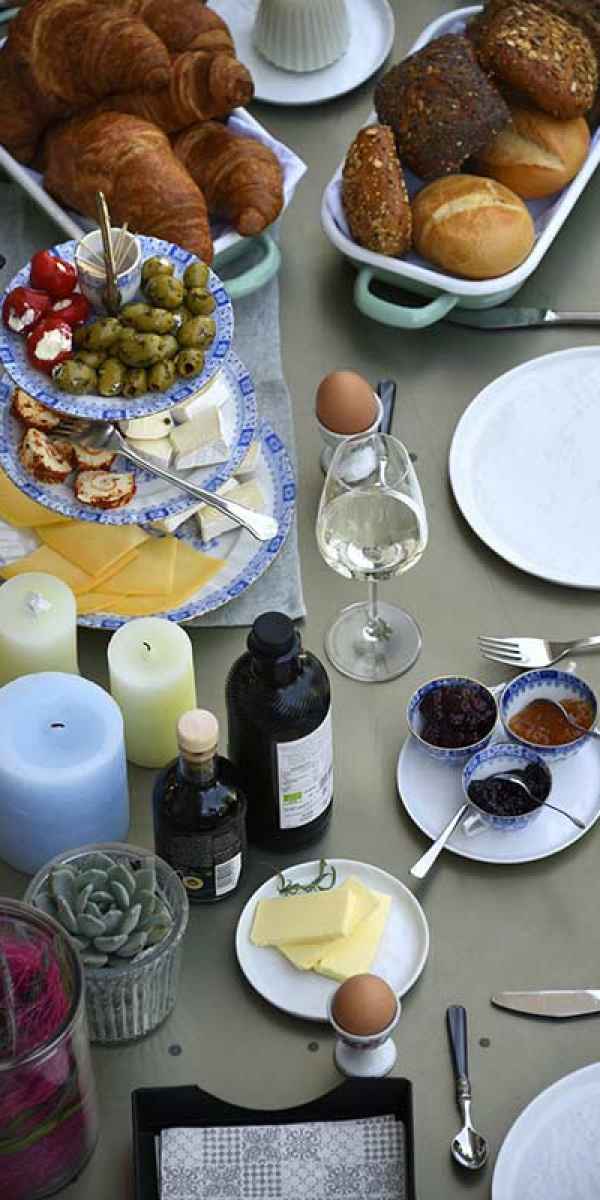 Frühstück und Begegnungen im Garten – Aufnahme 2