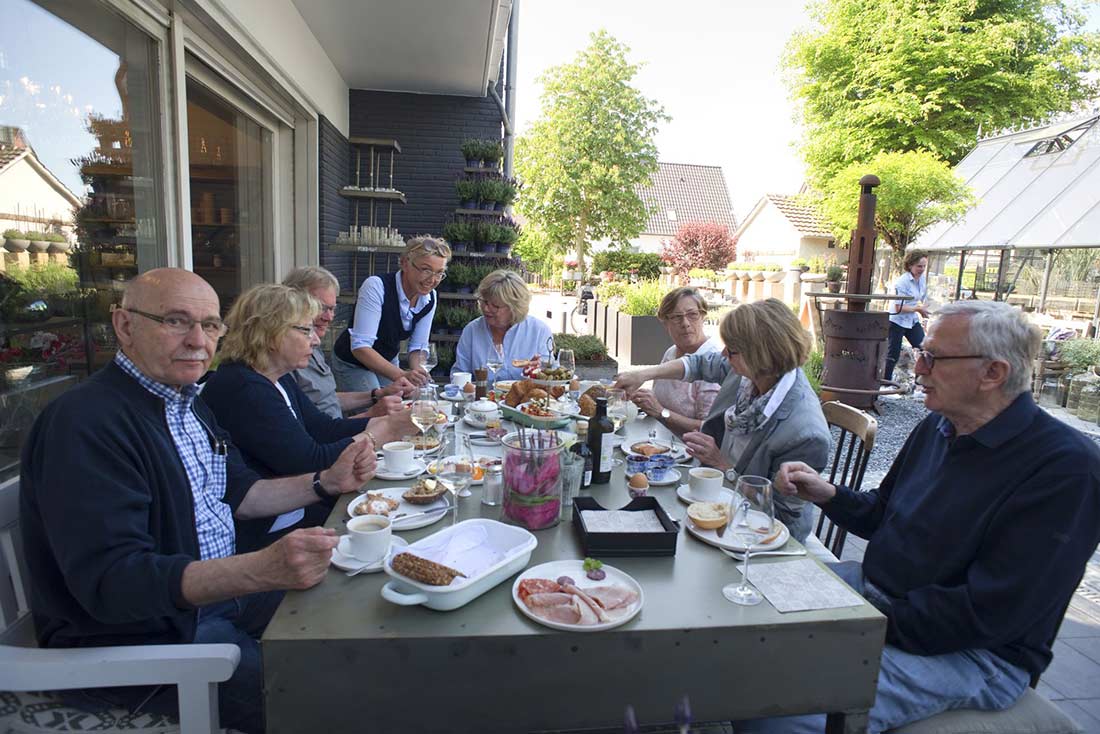 Frühstück und Begegnungen im Garten – Aufnahme 3