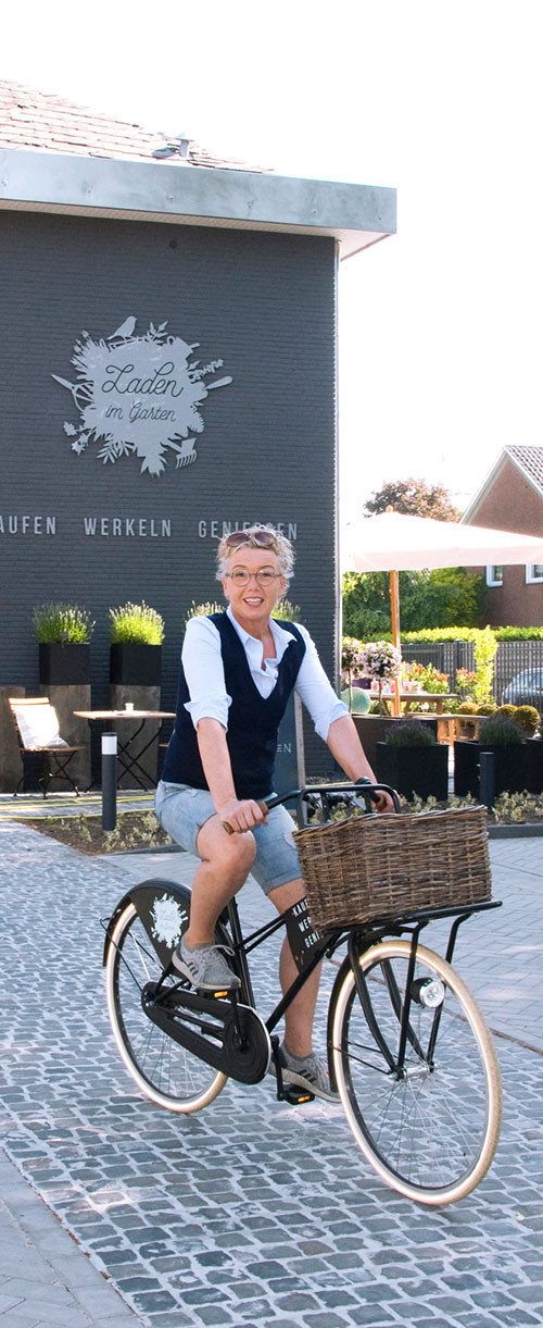 Reni im Garten ihres Ladens